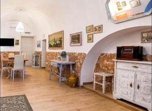 a living room with a table and a microwave at Dimora luxury Santa Lucia Apartaments in Galatone
