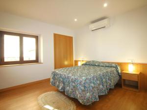 Schlafzimmer mit einem Bett und einem Fenster in der Unterkunft Apartamento Vilamaniscle, 3 dormitorios, 6 personas - ES-228-169 in Vilamaniscle