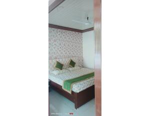 Hotel Ajay, Phata في Phata: غرفة نوم بسرير في غرفة