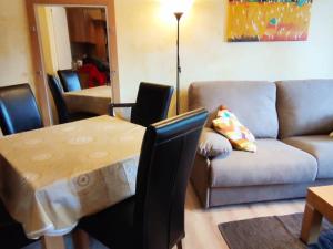 een woonkamer met een tafel en een bank bij Charmant T2 au cœur d'Isola 2000 proche pistes - FR-1-292-204 in Isola +1 foto