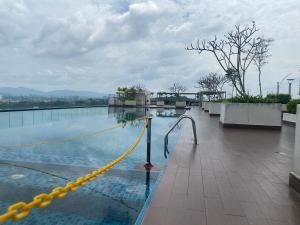una piscina en la azotea de un edificio en Bangi Evo Mall by Maya Spa with Wifi & Great View, en Bandar Baru Bangi