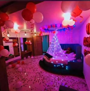 Pokój z różowym pokojem z łóżkiem i balonami w obiekcie HOTEL GREEEN LEAF w mieście Anand