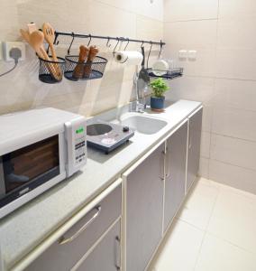 a kitchen with a sink and a microwave at Amas Suite in Riyadh