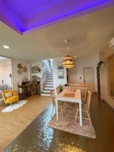 a dining room with a table and chairs at Anna Home@Lat Krabang in Ban Khlong Prawet