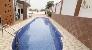 ein Schwimmbad in der Mitte eines Gebäudes in der Unterkunft The AUD Luxury Apartments in Kumasi