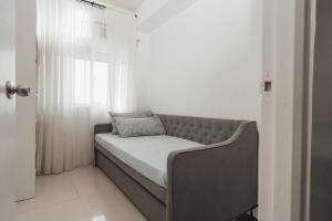 een bed in een kamer met een raam bij Modern Luxe Condo Unit in Cavite in Imus