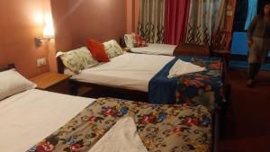 um quarto de hotel com duas camas num quarto em darjeeling homestay and restuarent em Darjeeling