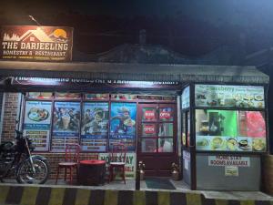 um restaurante com cartazes na frente em darjeeling homestay and restuarent em Darjeeling