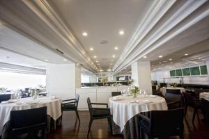 Reštaurácia alebo iné gastronomické zariadenie v ubytovaní Hotel Almirante