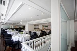 Reštaurácia alebo iné gastronomické zariadenie v ubytovaní Hotel Almirante