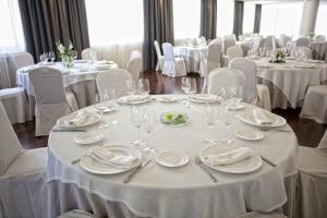 Reštaurácia alebo iné gastronomické zariadenie v ubytovaní Hotel Almirante