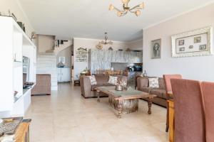 Irini's house afandou في أفانتو: غرفة معيشة مع أريكة وطاولة