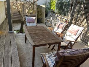 una mesa de madera y sillas en un patio en Casa Palfy, en Punat