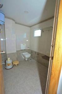 a bathroom with a toilet and a shower and a sink at HOTEL GREEEN LEAF in Anand