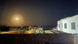 un bâtiment la nuit avec la lune dans le ciel dans l'établissement Can Altavista, à Puerto del Rosario