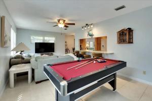 Et biljardbord på Renovated House, Billiard,Ping-Pong Table, Lanai, Outdoor Fireplace, BBQ