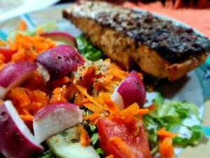 un plato de comida con verduras y un trozo de carne en Reserva y Estancia Robles Mimosos Lodge, en Cartago