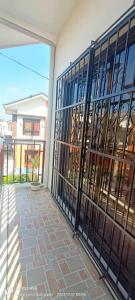 una entrada a un edificio con puertas de hierro forjado en Espina/Salazar, en Batangas