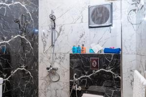 a bathroom with a black and white marble shower at Premium apartment in new cairo in Cairo +23 photos