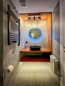 y baño con lavabo y espejo redondo. en River Deluxe con Garaje gratis, en Bilbao