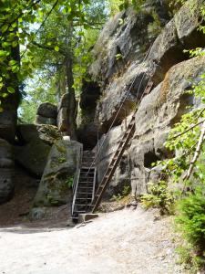 eine Treppe, die zu einer Felsformation führt in der Unterkunft Ferienwohnung 3 am Hofladen Hellendorf in Bad Gottleuba