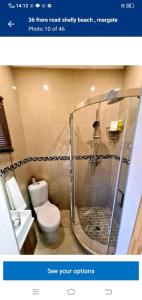 uma casa de banho com um chuveiro, um WC e um lavatório. em 36 frere road shelly beach , margate em Margate