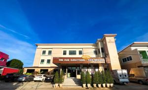 a building with a sign that reads the hog safari restaurant at THE HUB SURATTHANl in Surat Thani