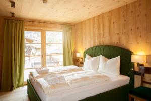 Postel nebo postele na pokoji v ubytování HochLeger - Chalet Refugium am Berg