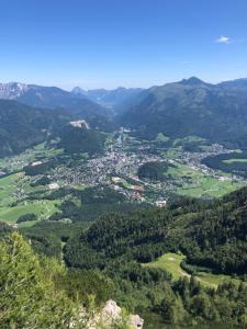 una vista aérea de una ciudad en las montañas en Cottage Bad Ischl - ab Juni 2024, en Bad Ischl