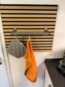 a bathroom with orange towels hanging on a rack at Modernes Apartment, ruhige Lage, stadtnah in Kelkheim