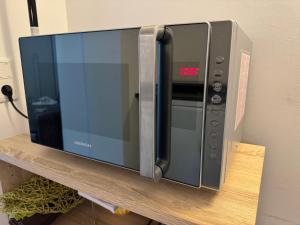 a microwave oven sitting on top of a shelf at Modernes Apartment, ruhige Lage, stadtnah in Kelkheim
