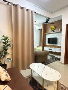 - un salon avec un canapé et une table dans l'établissement Amir Homestay, à Yong Peng
