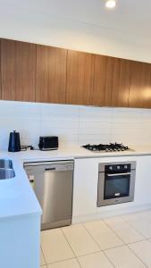 A cozinha ou cozinha compacta de Stylish modern 2 BR in Lawson