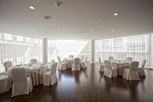 Reštaurácia alebo iné gastronomické zariadenie v ubytovaní Hotel Almirante