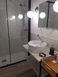 ein weißes Badezimmer mit Waschbecken und Dusche in der Unterkunft Apartamentos Marco Sancho Centro-Alameda-Setas in Sevilla + 29 Fotos