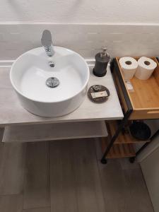 ein weißes Waschbecken auf einer Theke in der Unterkunft Apartamentos Marco Sancho Centro-Alameda-Setas in Sevilla