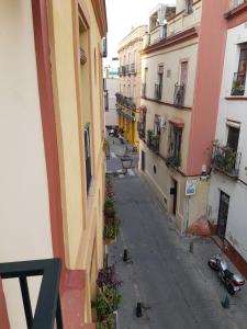 eine leere Straße in einer Gasse zwischen zwei Gebäuden in der Unterkunft Apartamentos Marco Sancho Centro-Alameda-Setas in Sevilla