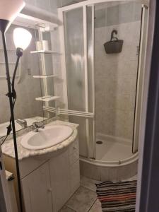 a bathroom with a shower and a sink and a tub at APPARTEMENT EN PLEIN CENTRE VILLE PESSAC AVEC 3 CHAMBRES in Pessac
