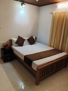 ein großes Bett in einem Zimmer mit in der Unterkunft Suryas farm stay in Devikolam