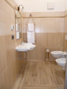 ein Badezimmer mit zwei Waschbecken und zwei Toiletten in der Unterkunft Agriturismo Fattoria Dalcastagnè in Torcegno + 56 Fotos