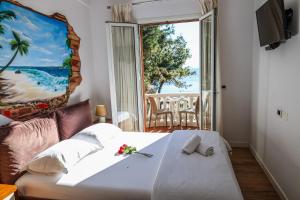 Rúm í herbergi á COSMO Beach Hotel