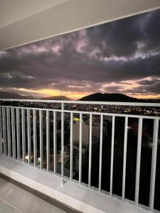 - un balcon offrant une vue sur le coucher du soleil dans l'établissement Beachfront House Nha Trang, à Nha Trang