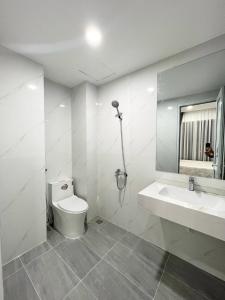 ニャチャンにあるBeachfront House Nha Trangのトイレと洗面台を備えた白いバスルーム