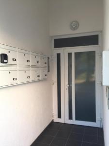 um quarto com uma porta e um relógio na parede em Velesajam em Zagreb