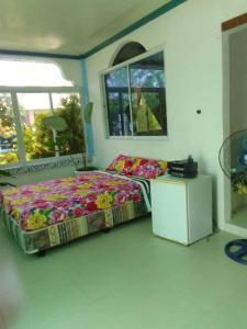 een slaapkamer met een bed in een kamer met ramen bij Joy o hoy beachfront house in Santander