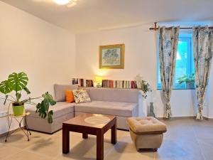 ein Wohnzimmer mit Sofa und Tisch in der Unterkunft Villa Darije in Novalja