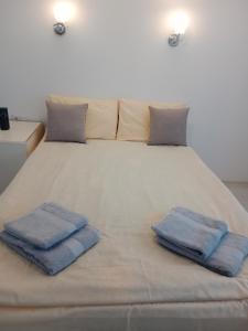 Uma cama ou camas num quarto em House Menchul