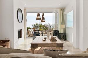 een woonkamer met een tafel en een bank bij Selecta - Dream Apartment in Marbella in La Mairena