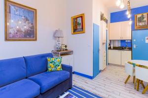 sala de estar con sofá azul y cocina en Studio Travel 24M2, 120m Vieux-Port ,Clim , Wifi ,Accès avec code, canapé lit, en Marsella