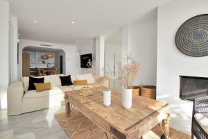 een woonkamer met een tafel en een bank bij Selecta - Dream Apartment in Marbella in La Mairena